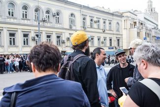 Актер и режиссер Григорий Добрыгин (второй слева), режиссер Жора Крыжовников (третий слева) и Актер Александр Паль (третий справа лицом к камере)