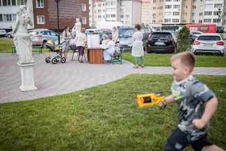 Voting in the courtyard of an apartment complex in Tver. June 28, 2020.