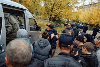 Проводы мобилизованных в Ижевске. К началу октября, <a href="https://meduza.bypassnews.online/feature/2022/10/05/v-rossii-mobilizovali-213-tysyach-chelovek-no-eto-dannye-tolko-iz-dvuh-tretey-regionov" rel="noopener noreferrer" target="_blank">по независимым подсчетам</a>, в России мобилизовали 213 тысяч человек