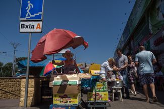 Street merchants in Donetsk