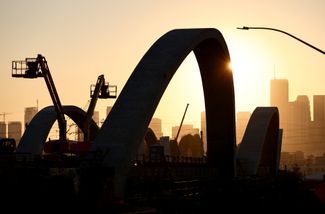 Стройка нового моста Six Street Viaduct в Лос-Анджелесе, соединяющего центр города с районом Бойл-Хайтс. Оригинальный мост постройки 1932 года снесли в 2016 году из-за сейсмоопасности района. 28 июля 2021 года