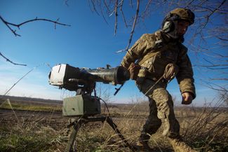 Оператор «Стугны-П» рядом с ракетным комплексом