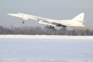 Ту-160М может переносить 12 крылатых ракет большой дальности в двух пусковых установках, а максимальная масса его боевой нагрузки составляет 45 тонн. Ту-160 (Blackjack по классификации НАТО) — самый большой в мире военный самолет в классе сверхзвуковых стратегических бомбардировщиков-ракетоносцев с крылом изменяемой стреловидности. Его вес — около 300 тонн. Ту-160М — модернизированная версия самолета, разработанного в 1970-х