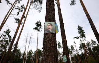 Фотография украинского военнослужащего, погибшего в боях в окрестностях Киева в первые недели вторжения