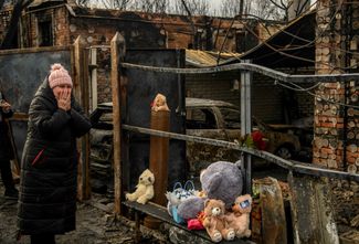 Харьковчанка плачет возле импровизированного мемориала жителям города, погибшим во время обстрела в ночь на 10 февраля. Российские войска <a href="https://meduza.bypassnews.online/news/2024/02/10/v-harkove-sem-chelovek-pogibli-pri-udare-bespilotnikov-sredi-nih-troe-detey" rel="noopener noreferrer" target="_blank">ударили</a> по городу беспилотниками «Шахед» — погибли семь человек, в их числе трое детей (семи и четырех лет, а также полугодовалый ребенок)