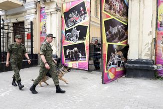 Ворота цирка в Ростове-на-Дону, где накануне застрял танк ЧВК Вагнера (позже появилось сообщение, что он стоял там намеренно). Цирк расположен рядом со зданием штаба Южного военного округа