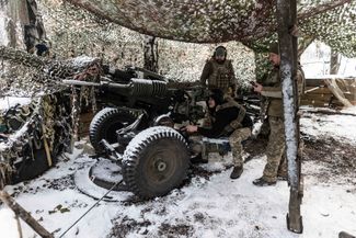 Бойцы 67-й бригады готовят артиллерию на позициях под Кременной