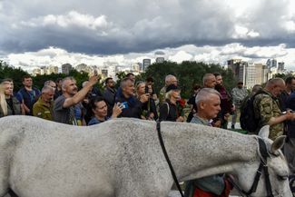 Родственники, друзья и сослуживцы на похоронах украинского военнослужащего и политика Олега Куцина на Байковом кладбище в Киеве. Куцин был командиром 49-го отдельного стрелкового батальона ВСУ (бывшая «Карпатская сечь»). Он <a href="https://www.pravda.com.ua/rus/news/2022/06/19/7353442/" rel="noopener noreferrer" target="_blank">погиб</a> в боях в Харьковской области 19 июня