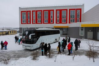 Родители в Белгороде провожают детей в лагеря, расположенные в других регионах России. 10 января 2024 года