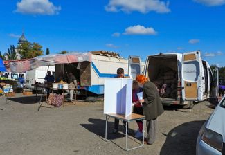 Выездной участок для голосования на «референдуме» на городском рынке Херсона