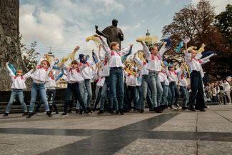 Дети выступают перед памятником Тарасу Шевченко в День защитников Украины во Львове, Украина. Этот праздник в Украине отмечают в день Покрова Пресвятой Богородицы — по новому стилю он выпадает на 14 октября. В этом году, по <a href="https://nv.ua/ukraine/events/segodnya-den-zashchitnikov-i-zashchitnic-ukrainy-vpervye-otmechayut-1-oktyabrya-novosti-ukrainy-50356539.html" rel="noopener noreferrer" target="_blank">указу</a> Владимира Зеленского, принятому в связи с <a href="https://life.nv.ua/showbiz/izmeneniya-v-kalendare-pcu-i-ugkc-s-1-sentyabrya-2023-goda-novoyulianskiy-kalendar-50348139.html" rel="noopener noreferrer" target="_blank">переходом</a> в Украине на новый церковный календарь, его впервые отмечают 1 октября — по старому стилю