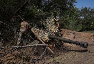 Украинские военные устанавливают металлическую сетку на самоходную гаубицу 2С1 «Гвоздика» для защиты от барражирующих боеприпасов