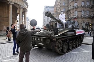 Самоходная артиллерийская установка — на ней в BBC привезли подписи в поддержку Кларксона