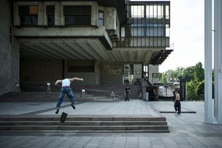 Скейтбордисты возле здания Харьковского академического театра оперы и балета. Культурная жизнь в городе также продолжается, несмотря на обстрелы