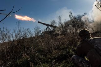 Украинские военнослужащие обстреливают российские позиции под Бахмутом из реактивных систем залпового огня