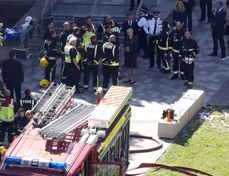 Тереза Мэй разговаривает с пожарными у Grenfell Tower, 15 июня 2017 года