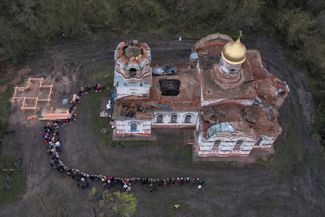 Окропление верующих святой водой во время празднования Пасхи перед разрушенной Вознесенской церковью в селе Лукашовка Черниговской области. По словам местных жителей, во время российской оккупации, продолжавшейся до конца марта 2022 года, российские солдаты использовали храм как склад боеприпасов