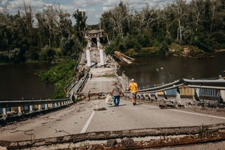 Поврежденный мост через реку <a href="https://meduza.bypassnews.online/feature/2022/10/18/severskiy-donets-portret-reki-kotoraya-spasala-zhizni-i-vliyala-na-hod-voyny" rel="noopener noreferrer" target="_blank">Северский Донец</a>