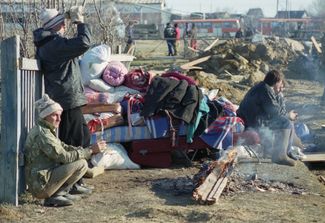 Оставшиеся в живых люди на месте трагедии