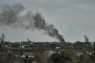 Дым над домами в Северске — городе Донецкой области, расположенном на линии фронта и на пересечении дорог, ведущих из Бахмута. Российская армия регулярно обстреливает Северск