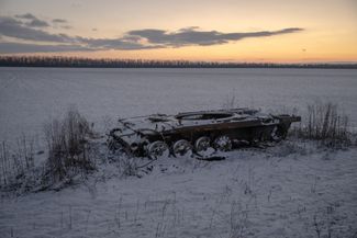 Брошенная военная техника в поле рядом с городом