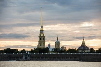 Вид на Петропавловскую крепость с Дворцовой набережной<br>