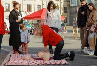 Украинцы во время тренинга по оказанию первой помощи для гражданских лиц в Киеве