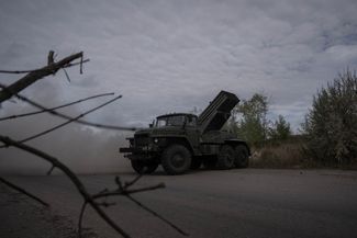 Сам момент удара из «Града» по российским позициям под Авдеевкой