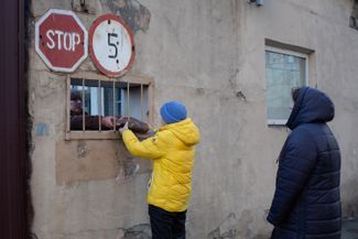 People get free bread at a bread factory in Kyiv. February 28, 2022.