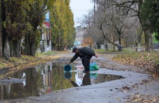 Житель Херсона набирает воду из лужи. После возвращения контроля над городом советник мэра Херсона Роман Головня заявлял, что в Херсоне гуманитарная катастрофа: жителям критически не хватает воды, лекарств и продуктов питания. По словам Головни, украинские власти уже пытаются решить проблему поставками гуманитарной помощи