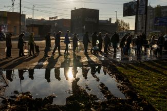 Очередь за питьевой водой в Николаеве. В городе с 12 апреля <a href="https://odesa.novyny.live/ru/nikolaev-budet-pit-kakaia-situatsiia-s-vodoi-v-gorode-i-kak-pomogaiut-volontery-59255.html" rel="noopener noreferrer" target="_blank">нет качественной воды</a> в трубах, когда российские войска уничтожили водопровод в районе села Киселевка Херсонской области. Трубу разорвало после попадания в нее снаряда. Украинские рабочие пытались устранить повреждения, но из-за обстрелов это не удалось. Сегодня в том, что касается воды, Николаев полностью зависит от волонтеров, например, из Одессы