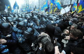 Столкновения между участниками митинга «За европейскую Украину» и сотрудниками «Беркута» на Европейской площади в Киеве, 24 ноября 2013 года