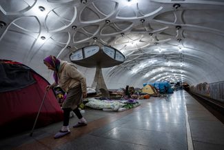 Станция метро, используемая в качестве бомбоубежища во время войны. Вблизи Харькова сейчас <a href="https://meduza.bypassnews.online/feature/2022/05/12/v-donbasse-idet-srazu-dva-nastupleniya-rossiyskoe-i-ukrainskoe" rel="noopener noreferrer" target="_blank">идет</a> успешное наступление украинских войск