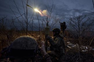 Бойцы спецподразделения ВСУ под командованием военнослужащего с позывным <a href="https://suspilne.media/606853-pidskakuemo-na-bagi-i-zakiduemo-vognem-reportaz-z-kurtom-bila-bahmuta-suspilne-ludi/" rel="noopener noreferrer" target="_blank">«Курт»</a> в темное время суток обстреливают российские позиции под Бахмутом из РПГ