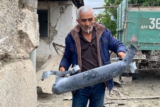 A local man with shell fragments featured in Elovsky’s report for “Dozhd”