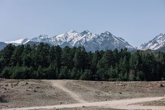 Село Барагхан находится у подножия Баргузинского хребта в Курумканском районе Бурятии. Сразу за хребтом — Байкал