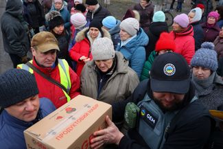 Жители небольшого села под Купянском (какого именно, не уточняется) получают продукты от общественной организации Global Empowerment Mission (GEM) в Купянске