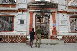 Гимназия в Изюме, разрушенная в ходе боев за город