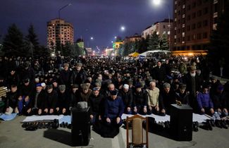 Коллективная молитва на митинге в Магасе, 5 октября 2018 года