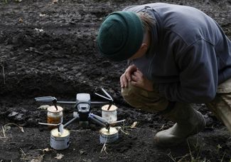 Украинский военный на линии фронта в Донецкой области готовится к запуску беспилотника — они используются для сбора разведданных, доставки грузов и атак на позиции противника