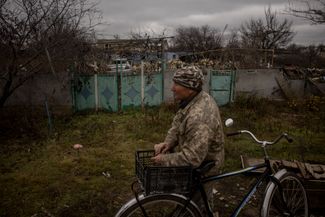 Житель села Правдино Херсонской области Анатолий Сикоза возле разрушенного дома, где, как <a href="https://ru.slovoidilo.ua/2022/04/13/novost/obshhestvo/okkupanty-rasstrelyali-semeryx-grazhdanskix-xersonskoj-oblasti-a-zatem-vzorvali-ix-dom-ogp" rel="noopener noreferrer" target="_blank">заявляет</a> Генпрокуратура Украины, 12 апреля россияне расстреляли шесть мужчин и одну женщину, после чего взорвали дом, чтобы скрыть следы убийств. Сикоза хоронил погибших