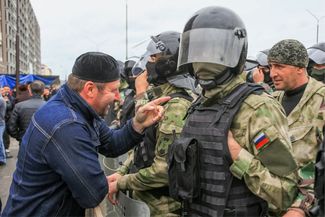 Участники митинга и полицейские на площади в Магасе 5 октября 2018 года