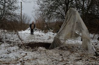 Мирный житель рядом с укрытым украинским минометом на позициях ВСУ под Купянском