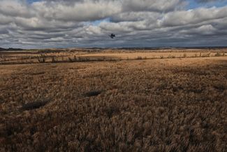 Украинский беспилотник над полем под Бахмутом