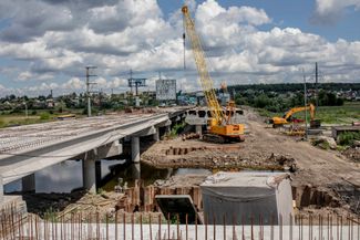 Работы по восстановлению моста через реку Ирпень в селе Мощун Киевской области. Конструкция серьезно пострадала во время обороны Киева в марте 2022 года. В самом селе было разрушено большинство домов. После того как российские войска отступили из Киевской области, мирные жители стали возвращаться в село