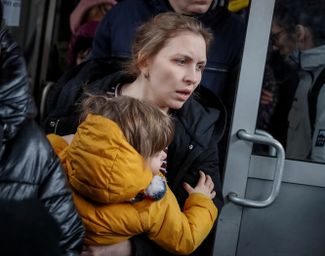 Special evacuation trains continue to take civilians from Kyiv to <a href="https://meduza.bypassnews.online/feature/2022/03/04/seychas-eto-prosto-vavilon" rel="noopener noreferrer" target="_blank">Lviv</a>, where the fighting hasn’t reached