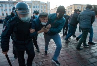 Security officials (including a plainclothes officer) arresting a protesters in Ulan-Ude. At least 10 people were detaiend during the rally. 