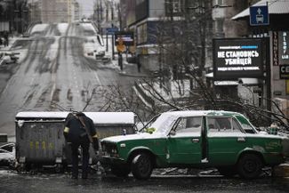 Roadblock in the center of Kyiv. The city is preparing to defend itself.