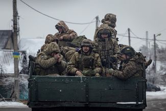 Украинские военнослужащие в кузове грузовика. Донецкая область (где именно, не уточняется)