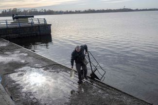 Херсонец набрал воды из Днепра. В городе сохраняются проблемы не только с электричеством, но и с водоснабжением